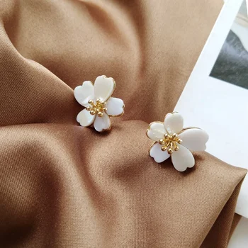 Mihan S925 igla Nježne Nakit Naušnice s cvijećem 2021 Novi Dizajn Popularan Stil Naušnice-roze od bijele školjke za žene Darove na party